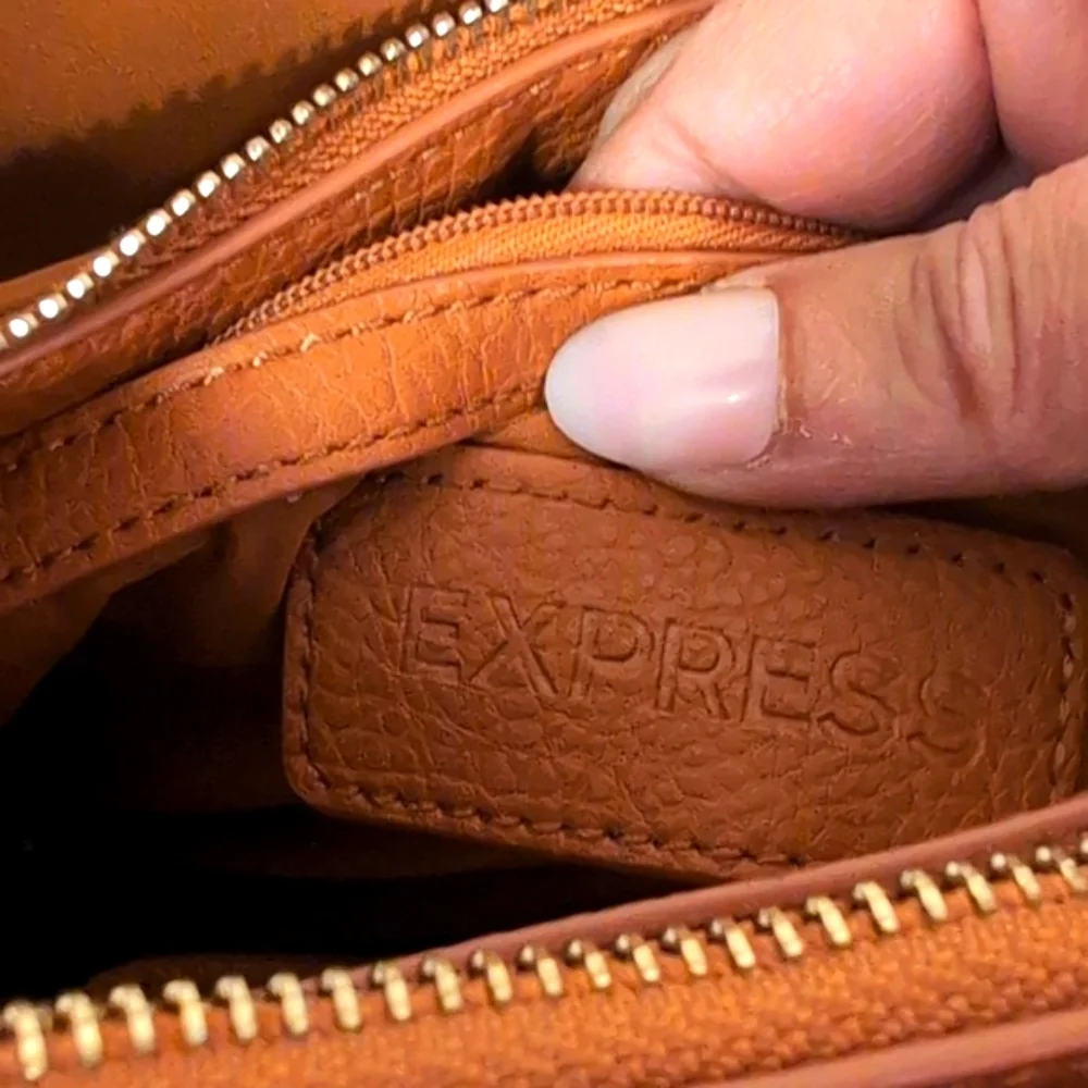Express Elegant Tan Leather Shoulder Bag